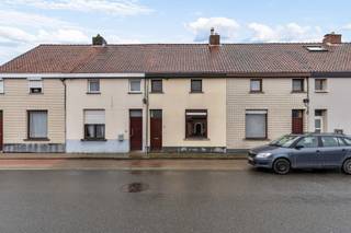 <p>Deze rijwoning is gelegen in de Machelenbinnenweg, nabij centrum Deinze.</p><p>De woning , gelegen op een perceel van 227 m², vormt een ideale basis voor wie op zoek is naar een pand dat nog volledig naar eigen smaak kan worden ingericht.</p><p></p><p>Via de inkomhal betreedt u de lichtrijke woonkamer, die dankzij haar indeling verschillende mogelijkheden biedt om een gezellige leefruimte te creëren. Aansluitend bevindt zich de keuken, momenteel functioneel ingericht en ideaal voor wie deze ruimte verder wil moderniseren en afwerken volgens eigen wensen. De keuken biedt directe aansluiting op de tuin.</p><p></p><p>Op het gelijkvloers bevindt zich tevens de badkamer, ook deze ruimte dient te worden vernieuwd en ingericht naar hedendaagse comfort. Verder is er een kleine kelderberging, handig als extra opbergruimte.</p><p>De zuidoost gerichte tuin is een aangename buitenruimte waar u kan genieten van zonlicht gedurende het merendeel van de dag.</p><p>Bovendien heeft u via de Industrielaan toegang en dus ook parkeermogelijkheid tot het perceel achteraan!</p><p>Op de eerste verdieping bevinden zich twee volwaardige slaapkamers. Bovenaan is er nog een grote geïsoleerde zolderruimte, ideaal als extra bergruimte.</p><p></p><p>Deze woning is bijzonder geschikt voor starters, handige doe-het-zelvers of investeerders die een woning zoeken met potentieel, op een heel goede ligging in Deinze!</p>