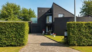 <p>Modern wonen in alle rust. Deze hoogwaardige villa geniet van een uitzonderlijk rustige ligging en combineert een doordachte indeling met hedendaags wooncomfort.</p><p>Op het gelijkvloers vindt u een stijlvolle inkomhal met gastentoilet, een ruim bureau, een lichtrijke leefruimte met open, volledig uitgeruste keuken, een praktische bijkeuken/wasplaats en een ruime inpandige garage.De eerste verdieping omvat drie volwaardige slaapkamers, een dressing, een ruime badkamer met ligbad en inloopdouche en een royaal zonneterras met jacuzzi.</p><p>De zonnige, aangelegde tuin met ruim terras, de sfeervolle wijnkelder en de ruime parkeergelegenheid op eigen terrein vormen de perfecte aanvulling op deze instapklare woning.Een unieke villa voor wie op zoek is naar rust, ruimte en een kwalitatieve afwerking.</p><p>Meer info of plan je bezoek via denis@immobeguin.be of www.immobeguin.be<br /> </p>
