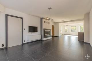 Vandaag nemen we je mee naar Sint-Amands, waar we deze ruime halfopen bebouwing terugvinden in een zeer rustige woonwijk. De woning combineert een praktische indeling met een ruime leefruimte en een prachtige zuid gerichte tuin met zwembad.<br /><br />We betreden de woning via de inkomhal die toegang geeft tot de ruime, lichtrijke leefruimte. Aansluitend vinden we de volledig geïnstalleerde keuken en een aparte bureauruimte, ideaal voor wie van thuis uit werkt of een rustige werkplek wenst. De keuken biedt bovendien toegang tot de ruime garage en een badkamer, uitgerust met een inloopdouche en lavabo. <br /><br />Op de eerste verdieping bevinden zich drie volwaardige slaapkamers. Eén slaapkamer beschikt over een volwaardige dressing. Verder vinden we op deze verdieping de tweede badkamer, uitgerust met een ligbad, toilet en lavabo.<br /><br />De zuid gerichte tuin beschikt over een zwembad, een aangenaam terras en een tuinhuis. Hier geniet je in alle rust van de buitenruimte en heb je volop mogelijkheden om lange zomeravonden door te brengen.<br /><br />Ook energetisch scoort deze woning omwille van een EPC-label B en maar liefst 18 zonnepanelen met groenstroomcertificaten.<br /><br />De wagen kan je parkeren op de oprit of in de garage.<br /><br />Ben je op zoek naar een ruime gezinswoning met zwembad?<br />Contacteer ons gerust via bryann@julimmo.be of 0492 86 51 03.