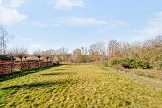 - Rustige ligging met prachtig uitzicht: Motebosstraat 2 in Geluveld- Lichtrijke leefruimte met veranda- Ruime keuken- Tuin met 2 tuinhuizen en...