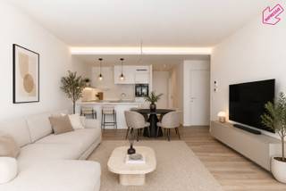 Dit prachtig appartementsgebouw is uiterst centraal gelegen, openbaar vervoer, winkels, invalswegen, de gezellige Troonplaats en de nabijheid van Het Zuid zijn maar enkele troeven van deze ligging. Het gebouw dateert van 2020 en voldoet bijgevolg aan alle strenge energie en veiligheidseisen. Het beschikt over heel wat leuke extra’s, zo is er een ruime fietsenberging voorzien, is er een groene binnentuin, werden alle appartementen uitzonderlijk goed en instap klaar afgewerkt, is er een gemeenschappelijke wasserette in het gebouw en is er de mogelijkheid tot het huren van een ondergrondse autostaanplaats. Appartement D2.1 beschikt over een leefruimte met open, volledig ingerichte keuken, afzonderlijk toilet, 2 slaapkamer, badkamer en terras. Individuele meters voor water, gas en elektriciteit- Gemeenschappelijke kosten €75 (onderhoud gemene delen, lift, tuin) EPC A en dus zeer energiezuinig.