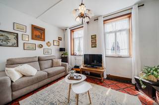 <div>
<div>
<div>
<div>
<p><strong>Volledige voorstelling:</strong><span></span></p>
<p><strong>We Invest Hesbaye</strong> biedt u deze aangename 4-gevelwoning aan, gelegen in Orp-le-Grand op een perceel van 410 m².</p>
<p><strong>Indeling:</strong><br /><strong>Gelijkvloers:</strong> inkomhal, woonkamer, eetkamer en keuken met rechtstreekse toegang tot het terras.</p>
<p><strong>Eerste verdieping:</strong> nachthal, 2 slaapkamers (12,5 m² en 12 m²), evenals een douchekamer met toilet.</p>
<p><strong>Kelderverdieping:</strong> drie kelders, wasruimte met toegang tot de tuin, apart toilet, kelderhal en een ruime polyvalente ruimte van 29,4 m² met tal van inrichtingsmogelijkheden.</p>
<p><strong>Buiten:</strong><br />Terras van 23 m² en een aangename vlakke tuin met oostelijke oriëntatie, ideaal om van de mooie dagen te genieten. Daarnaast is er ook een ruim overdekt terras.</p>
<p><strong>Technische kenmerken:</strong><br />Centrale verwarming op stookolie (Saint-Roch), warmwaterproductie via een boiler van 100 liter, PVC-ramen met dubbele beglazing, tweevoudige elektriciteitsmeter, zichtbare stookolietank van 3.900 liter en een ingegraven watertank.</p>
<p><strong>EPC:</strong> Energieklasse G – Energieverbruik: 55.868 kWh/jaar – 548 kWh/m²/jaar<br />Rapportnummer: 20260326048067</p>
<p>Hoewel de woning zeer goed onderhouden werd, zijn er zoals u begrijpt renovatiewerken te voorzien. Eens gerenoveerd wordt dit een echte parel en zal ze liefhebbers van rust en sereniteit weten te bekoren.</p>
<p>Bod onder voorbehoud van aanvaarding door de eigenaars.</p>
<p>Zin om deze woning met een mooi potentieel te ontdekken?</p>
<p>Neem rechtstreeks contact met ons op om andere exclusieve opportuniteiten te ontvangen!</p>
<p>Wij begeleiden u bij uw aankoop- of investeringsproject, evenals bij de verkoop van uw eigendom.</p>
</div>
</div>
</div>
</div>