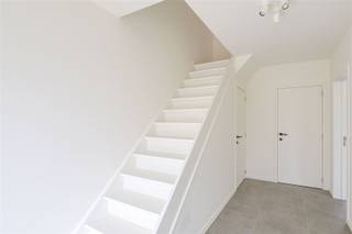 <p>Deze volledig gerenoveerde, energiezuinige woning is gelegen nabij ij het centrum van Nijlen. Op wandelafstand van winkels, scholen en openbaar vervoer. Op de gelijkvloerse verdieping bevinden zich een inkomhal met apart toilet, een ruime leefruimte en keuken, en aansluitend een berging/wasplaarts. Op de eerste verdieping zijn 2 ruime slaapkamers en een badkamer die voorzien is van toilet, douche en dubbele wastafel. De ruime overloop biedt nog de mogelijheid om eventueel een bureau te plaatsen. Op de tweede verdieping zijn nog 2 volledig afgewerkte slaapkamers. Verder beschikt deze woning over een kelder, een garage, een terras en een ruime tuin. Maak snel uw afspraak! </p>