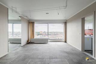 <p><span>Appartement rénové (95 m²) avec 2 chambres et terrasse (10 m²) à Borgerhout.</span></p><p><span>Vivre à Plantin et Moretuslei, c'est profiter du meilleur des deux mondes : l'atmosphère animée et les commerces de proximité de Borgerhout d'une part, et l'hospitalité chaleureuse et le charme de Zurenborg d'autre part. Grâce à sa situation centrale, vous pouvez facilement accéder au centre-ville, à l'autoroute et aux différentes routes de liaison. La gare centrale, la gare de Berchem et de nombreuses options de transport public sont également à proximité.</span></p><p><span>L'appartement se trouve au douzième étage d'un immeuble bien entretenu de treize étages, dont le toit a été isolé en conséquence. Les frais fixes s'élèvent à €300/mois et comprennent l'eau et le chauffage au gaz. Bien que l'appartement ait besoin d'être rafraîchi, il offre un énorme potentiel grâce à son agencement pratique et à ses vues impressionnantes.</span></p><p><span>Vous entrez dans le hall d'entrée ouvert avec une armoire pratique. En face se trouve le salon lumineux de 33 m², suivi de la cuisine séparée de 8 m², équipée d'appareils électroménagers de base. Par une porte coulissante, vous avez accès à la terrasse de 10 m² orientée au sud, d'où vous bénéficiez d'une belle vue panoramique sur la ville et ses environs.</span></p><p><span>La salle de bains (6 m²), équipée d'une baignoire/douche et d'un double lavabo, est au cœur de l'appartement. Les toilettes sont séparées. Les deux chambres de 13 m² et 17 m² sont situées à l'arrière du bâtiment.</span></p><p><span>Vous êtes à la recherche d'un appartement abordable avec beaucoup de potentiel ? Ne manquez pas cette opportunité ! Surface utilep. 95 m² – ref : surface brutep. Certificat EPC. Pour plus d'informations ou une estimation gratuite visitez </span><span><span>www.hansimmo.be</span></span></p><p><span> </span></p>