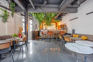 Cette maison de commerce avec des opportunités de projets à vendre dans le centre d'Anvers a une surface habitable de pas moins de 340 m² et offre donc diverses opportunités de développement. <br />Il est actuellement divisé en un rez-de-chaussée commercial et trois appartements.<br /><br />Le centre-ville et les autres principales routes d'accès se trouvent à proximité, ce qui garantit l'accessibilité. <br /><br />Disposition actuelle :<br />- Rez-de-chaussée : espace commercial<br />- Premier étage : appartement<br />- Deuxième étage : appartement<br />- Troisième étage : appartement<br /><br />Détails :<br />- différentes options de projet<br />- emplacement central au cœur d'Anvers<br /><br />Le bâtiment est proposé à la vente au prix demandé de 649 000 euros.<br /><br />Vous êtes intéressé par un appartement ou une maison à vendre à Anvers ? N'hésitez pas à nous contacter. <br />Si vous souhaitez vendre votre propre propriété, veuillez nous contacter pour une estimation gratuite, par téléphone au 03/206.76.76 ou par e-mail à antwerpen@dewaele.com.<br /><br />Vous pouvez également toujours vous adresser à nous pour toutes autres questions concernant l'immobilier !<br /><br />Registre des mesures: en cours de demande