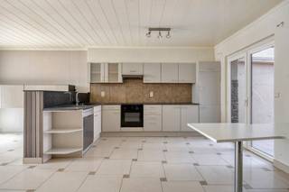 Bent u op zoek naar een instapklare, eigentijdse woning die comfort combineert met een uitstekende bereikbaarheid? Deze zeer energiezuinige woning met EPC-label B biedt alles wat u zoekt. Gelegen op een centrale ligging op wandelafstand van het station, geniet u hier van een perfecte verbinding met het openbaar vervoer, winkels en scholen. Bij het benaderen van de woning valt meteen de moderne uitstraling van de gevel op. Binnenin is de woning volledig up-to-date en toekomstgericht uitgerust. Dankzij de aanwezige zonnepanelen en een conform gekeurde elektriciteitsinstallatie bent u verzekerd van een lage energiefactuur en een zorgeloze start. Licht, ruimte en functionaliteit. <br />De eyecatcher van het huis is de ruime leefruimte, die naadloos overloopt in de open, volledig ingerichte keuken. Direct aansluitend bevindt zich een ruime berging, perfect voor extra voorraad, wasmachine en droogkast. Daarachter vinden we de badkamer met toilet, hoekbad, inloopdouche en lavabomeubel. Op de eerste verdieping vinden we twee ruime slaapkamers. De derde slaapkamer strekt zich uit over de volledige dakverdieping.<br />De troeven:<br />- Energiezuinig topcomfort: EPC-label B en zonnepanelen.<br />- Elektriciteit conform.<br />- Toplocatie: centraal gelegen en op wandelafstand van het station.<br />- Ruimtegevoel: royale leefruimte met een moderne open keuken.<br />- Praktisch gemak: grote berging en achterliggende toegang.<br /><br />Bel Karin voor meer info en een afspraak op het eerste bezoekmoment: 0468/12 68 62 - karin@albert.immo