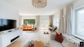 <p><span>Gelegen in een rustige en gegeerde laan, op wandelafstand van het Zegemeer, de Zeedijk, de winkels en het centrum van Knokke-Heist, bevindt zich deze charmante en ruime villa. De residentiële omgeving combineert aangename woonrust met een uitstekende ligging nabij alle voorzieningen.</span></p>
<p><span>Bij het binnenkomen leidt de inkomhal met gastentoilet naar de lichtrijke leefruimte, ingericht met een gezellige zithoek en eetplaats. Grote raampartijen zorgen voor een aangename lichtinval en bieden rechtstreeks zicht op de zonnige, perfect onderhouden tuin met ruim terras. De aparte keuken is volledig ingericht en beschikt over een praktische ontbijthoek.</span></p>
<p><span>Op de eerste verdieping bevinden zich drie volwaardige slaapkamers en een bijkomende kamer, die naar wens kan worden ingericht als kinderkamer, bureau of dressing. De badkamer beschikt over een ligbad met douchescherm, dubbele wastafel en toilet.</span></p>
<p><span>De tweede verdieping vormt een ruime master suite met ingemaakte kasten en een ensuite badkamer. Deze is uitgerust met een ligbad, inloopdouche, dubbele wastafel en toilet en biedt zo een comfortabele en private slaapverdieping.</span></p>
<p><span>De villa is volledig onderkelderd en beschikt hierdoor over een aanzienlijke hoeveelheid extra bergruimte. Een ruime garage, bereikbaar via de oprit, vervolledigt het geheel. De aanwezige zonnepanelen dragen bovendien bij aan een gunstige energieprestatie en een lager energieverbruik.</span></p>
<p><span>Een bijzonder aangename villa die ruimte, comfort en een uitstekende ligging combineert, op een gegeerde locatie nabij het Zegemeer en het centrum van Knokke.</span></p>