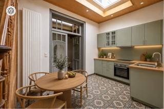 <p>Opportuniteit: GEZELLIGE INSTAPKLARE WONING met tuin en centrale ligging! <br />Deze verzorgde woning combineert comfort en functionaliteit met een bewoonbare oppervlakte van 120 m² op een perceel van 121 m².<br /><br />INDELING:<br />Ruime inkomhal, lichtrijke leefruimte, recente vernieuwde en ingerichte keuken, bureau ideaal voor thuiswerk en gastentoilet. Verder beschikt de woning over 2 slaapkamers en een badkamer uitgerust met zowel douche als ligbad. Buiten geniet u van een gezellige tuin waar u in alle rust kan ontspannen.<br /><br />De troeven van deze woning?<br />- Centrale en rustige ligging nabij het stadscentrum, scholen, winkels, openbaar vervoer<br />- EPC D (géén renovatieplicht): overal dubbele beglazing, CV met condenserende gasketel en geïsoleerd dak.<br />- Goedgekeurde elektriciteit !<br /><br />Ideale starterswoning of interessant als investering - de woning is thans verhuurd aan 730 euro per maand!<br /><br />interesse? Bezoek na afspraak met Immo Beguin, jouw vastgoedexpert sinds 2009.<br />✉️ info@immobeguin.be</p>