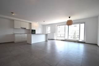 <span><span>Op zoek naar een comfortabel en lichtrijk appartement in Poperinge? Dit aangename appartement biedt een praktische indeling, veel natuurlijk licht en een ruim zonnig terras. Bovendien is er de mogelijkheid om een parkeerplaats achteraan de residentie bij te huren.<br /><br />Het appartement bestaat uit een inkomhal die toegang geeft tot de verschillende ruimtes. De <strong>woonkamer </strong>is aangenaam en lichtrijk en sluit aan op de volledig uitgeruste <strong>keuken</strong>.<br />Daarnaast beschikt het appartement over een <strong>berging </strong>met aansluiting en plaats voor een wasmachine, wat zorgt voor extra praktisch comfort.<br />Vanuit de leefruimte is er toegang tot het ruime, <strong>zonnige terras</strong>.<br />Verder zijn er <strong>twee slaapkamers</strong>, een moderne <strong>badkamer </strong>met inloopdouche en dubbele lavabo en een <strong>apart toilet</strong>.<br /><br /><u>Troeven</u></span></span>
<ul>
	<li><span><span>Ruim en zonnig terras;</span></span></li>
	<li><span><span>2 slaapkamers;</span></span></li>
	<li><span><span>Badkamer met inloopdouche en dubbele lavabo;</span></span></li>
	<li><span><span>Extra privatieve kelderberging;</span></span></li>
	<li><span><span>Apart toilet;</span></span></li>
	<li><span><span>Mogelijkheid tot huren van een parkeerplaats achteraan de residentie.</span></span></li>
</ul>
<span><span>Een ideaal appartement voor wie op zoek is naar comfort, ruimte en praktisch woonplezier.<br /><br />Verplicht bij te huren parkeerplaats achteraan de residentie: €40,00/maand.<br />Gemeenschappelijke kosten (syndic): €50,00/maand.<br /><br />Onmiddellijk beschikbaar.<br /><br />Interesse? Neem gerust contact op voor meer informatie of om een bezoek in te plannen.</span></span>