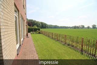 Deze ideale gezinswoning is gelegen in een mooi woonerf vlakbij de Nederlandse grens, en met achteraan zicht op weilanden. De woning ligt achteraan in de straat, voor extra privacy. Mits wat opfriswerken (keuken vervangen, schilderwerken) kan dit jouw knusse nieuwe thuis worden. De woonkamer en de keuken genieten van natuurlijke lichtinval en bieden uitzicht op de achterliggende weilanden. Er zijn 4 slaapkamers in totaal, als je dat will: 1 grote en 2 éénpersoonskamers op de eerste verdieping. Op de tweede verdieping: grote (polyvalente) kamer: deze kan ingericht worden als vierde slaapkamer, als een soort kangoeroewoonst, hobbyruimte, .............aansluiting wasmachine en cv-installatie bevinden zich hier ook. Buiten is er de tuin, de garage en een berghok achter de garage. Extra parkeergelegenheid is er op de oprit en op het woonerf. Op 5 minuten elektrisch fietsen ben je in het bruisende 'Baol' (Baarle-Hertog ;)), met gezellige restaurantjes, supermarkten Jumbo, A. Heyn... Okay supermarkt is op een paar autominuten (Weelde) en met een kwartier autorijden ben je in Turnhout. Met de fiets is dit ook gemakkelijk te doen, gezellig langs het Bels lijntje. Natuur is ook vlakbij: bossen, wandelroutes, natuurgebieden (het prachtige Vennegebied).... De kleuter- en basisschool, bushalte Turnhout - Baarle zijn vlakbij. Je kan ook lekker gaan eten in het historische 'Spoorhuis'. Gunstig EPC (bijna B) en elektriciteit conform. Niet gelegen in een overstromingsgebied. P-score: D-G-score: C. Maak snel jouw afspraak!