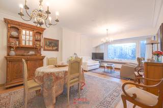 In het hart van Oostende, vlak bij het Stadhuis, bieden wij dit appartement met 2 slaapkamers te huur aan. Dankzij de centrale ligging geniet u van alle voorzieningen op wandelafstand: winkels, openbaar vervoer, horeca, zee en strand. Het appartement beschikt over een lichtrijke leefruimte met comfortabele zithoek en eethoek, een volledig ingerichte keuken, twee volwaardige slaapkamers en een badkamer. Het appartement is instapklaar en ideaal voor wie comfortabel en zorgeloos wil wonen in de stad. Het appartement kan zowel gemeubeld als ongemeubeld worden gehuurd.<br />150 EUR voorschot op de syndicuskosten (verwarming en water incluis).<br />EPC = 128