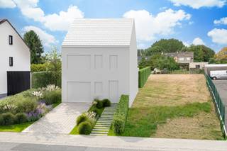 <p>Op zoek naar de ideale locatie om uw nieuwe thuis te bouwen? Deze bouwgrond voor een halfopen bebouwing biedt een uitstekende combinatie van ruimte, flexibiliteit en een gunstige ligging in het groene Dilbeek.</p><p>Het perceel is bestemd voor de oprichting van een ruime ééngezinswoning en biedt tal van mogelijkheden om uw woonproject volledig naar eigen smaak uit te werken. Bovendien zijn complementaire functies zoals een kantoorruimte of een vrij beroep toegelaten, waardoor wonen en werken perfect gecombineerd kunnen worden.</p><p>Dankzij de doordachte stedenbouwkundige voorschriften geniet u van een comfortabel bouwvolume en een grote architecturale vrijheid.</p><p><strong>Belangrijkste kenmerken:</strong></p><ul><li><p>Bouwgrond voor een <strong>ééngezinswoning in halfopen bebouwing</strong></p></li><li><p>Mogelijkheid tot <strong>kantoorfunctie of vrij beroep</strong></p></li><li><p>Bouwlijn op <strong>4 meter achter de rooilijn</strong></p></li><li><p>Maximale bouwdiepte van:</p><ul><li><p><strong>15 meter op het gelijkvloers</strong></p></li><li><p><strong>12 meter op de verdieping</strong></p></li></ul></li><li><p>Maximaal <strong>2 bouwlagen</strong></p></li><li><p>Mogelijkheid tot een <strong>dak- of zolderverdieping</strong></p></li><li><p>Zowel <strong>plat dak als hellend dak</strong> toegelaten</p></li><li><p>Volledige woning mag worden <strong>onderkelderd</strong></p></li><li><p>Vrijstaand bijgebouw mogelijk met een maximaal volume van <strong>40 m³</strong></p></li></ul><p>Gelegen in een aangename en residentiële omgeving combineert deze bouwgrond de rust van het Pajottenland met een uitstekende bereikbaarheid naar Brussel, de Ring en diverse voorzieningen zoals winkels, scholen en openbaar vervoer.</p><p>Een mooie opportuniteit voor wie een hedendaagse gezinswoning wil realiseren op een aantrekkelijke locatie in Dilbeek.</p>