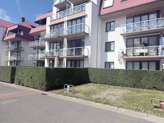 Easy to drive in and out of parking space for sale in the Green Garden residence, Westendelaan 100 in Middelkerke.<br /><br />Dimensions:<br />- width 2.60<br />- length 4.85<br /><br />The car park has a parking barrier.<br /><br />Interested in this well-located parking space in Middelkerke? Get in touch with our office today!<br /><br />Register of measures: no