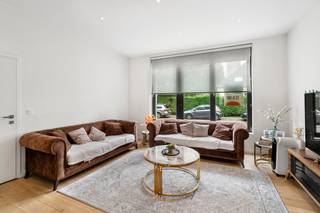 <ul>
	<li>Gelijkvloers appartement met tuin in het centrum van Oostende!</li>
	<li>Gelegen in een rustige straat nabij het <strong>Maria-Hendrikapark</strong> te Oostende, treffen we dit instapklare gelijkvloers appartement aan. </li>
	<li>Indeling: leefruimte met open moderne keuken, badkamer, toilet, <strong>2 volwaardige slaapkamers en tuin!</strong></li>
	<li><u><strong>Troeven van dit appartement: </strong></u><br />- Bewoonbare oppervlakte: <strong>94 m²</strong><br />- Gelijkvloers appartement in een kleine, rustige residentie (geen syndic!)<br />- Energiezuinig wonen: <strong>EPC-label A</strong><br /><strong>- Volledig gerenoveerd</strong> met moderne afwerking<br />- privatieve kelderberging aanwezig</li>
	<li><strong>Actueel verhuurd</strong> aan €820 + €50 algemene kosten</li>
</ul>