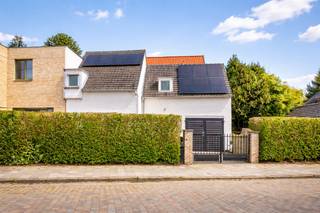 <p>Ligging<br /><br />Deze woning bevindt zich in een uiterst rustige straat in Gentbrugge, een gegeerde woonomgeving waar rust, bereikbaarheid en voorzieningen mooi samenkomen. U geniet hier van een vlotte verbinding naar het centrum van Gent, de belangrijkste invalswegen en autostrades, terwijl winkels, scholen en openbaar vervoer zich in de directe omgeving bevinden. Op een boogscheut liggen bovendien de Gentbrugse Meersen en UZ Gent, wat deze locatie extra aantrekkelijk maakt.<br /><br />Indeling<br /><br />Deze instapklare halfopen bebouwing biedt veel ruimte en functionaliteit. Op het gelijkvloers bevindt zich een aangename leefruimte, een keuken en een praktische berging. Daarnaast beschikt de woning over een grote garage en een handige oprit met bijkomende parkeermogelijkheden.<br /><br />Op de verdiepingen vindt u vier slaapkamers, ideaal voor een combinatie van master bedroom, kinderkamers, bureau of hobbyruimte. Verder is er een badkamer aanwezig.<br /><br />Buiten vormt het mooie perceel met zuidgerichte tuin een absolute meerwaarde. Hier geniet u in alle rust van zon, groen en privacy.<br /><br />Troeven<br /><br />Gegeerde ligging in Gentbrugge<br />Instapklare halfopen bebouwing<br />4 slaapkamers<br />Grote garage en oprit<br />Zuidgerichte tuin op mooi perceel<br />Zonnepanelen aanwezig<br />Geïsoleerde gevels<br />Vernieuwde cv-ketel<br /><br />Een verzorgde en ruime gezinswoning met zonnige tuin op toplocatie — ideaal voor wie comfortabel wilt wonen in Gent.<br /><br />Interesse? Bel Arthur voor meer info en/of bezoek: 0473 90 90 94</p>