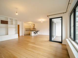 Ideaal gelegen aan een rustige, lommerrijke binnenplaats vlakbij het Fernand Cocqplein, in een modern gebouw, biedt dit appartement een bruto vloeroppervlakte van circa 110 m² (conform het Energieprestatiecertificaat - PEB) in een rustig, met bomen omzoomd appartementencomplex. Het beschikt over twee slaapkamers en een terras.<br /><br />Het appartement op de eerste verdieping komt uit op een garderobe, een gastentoilet en de woonkamer met een op maat gemaakte boekenkast en een volledig uitgeruste open keuken, die allemaal uitkomen op een terras op het zuiden met een zonnescherm. Het slaapgedeelte bestaat uit een hoofdslaapkamer met een en-suite badkamer en een tweede slaapkamer met een kleedkamer en een doucheruimte.<br /><br />Extra voorzieningen zijn onder andere een parkeerplaats (beschikbaar tegen meerprijs), een kelder, een fietsenstalling, een ventilatiesysteem met dubbele stroom, een individuele boiler en een video-intercom.<br /><br />In het hart van de levendige wijk Fernand Cocqplein biedt deze ideale locatie een vriendelijke woonomgeving met zijn vele kleine restaurants, trendy bars en diverse winkels. Uitstekende toegang tot het stadscentrum en het openbaar vervoer.<br /><br />Voor meer informatie kunt u contact opnemen met Mélody Bngoni op +32 (0) 2 640 08 01.