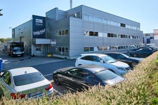 Op een TOPLOCATIE in het centrum van Ninove kan u dit multifunctioneel kantoorgebouw met loods terugvinden. Industrieel gebouwd in 2008 en uitgerust met alle moderne technieken beschikt dit complex over meer dan 1611 vierkante meter bruikbare oppervlakte, verdeeld in 3 niveau's met ingerichte burelen toegankelijk met trap of lift, en een magazijn van 720m2 met een plafondhoogte van meer dan 9 meter uitgerust met 2 sectionaalpoorten met een doorrijhoogte van 4 meter. Het privé terrein meet 26are 59 centiare en heeft 29 uitgelijnd en geasfalteerde privé parkeerplaatsen en is toegankelijk via 2 afzonderlijke poorten. Voor meer inlichtingen of een bezoek ter plaatse kan u terecht op 02/569 99 99.