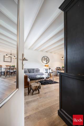 <p><span>Bij het betreden van deze charmante woning ervaart u meteen een heerlijk vakantiegevoel, omringd door groen en rust. De ruime inkomhal leidt u naar de leefruimte met woon- en eetkamer. Hier geniet u van een prachtig en uniek uitzicht op de fraai aangelegde tuin en de achterliggende weilanden, wat zorgt voor een uitzonderlijke natuurbeleving en een gevoel van totale rust.</span></p>
<p><span>De leefruimte wordt verwarmd door een gezellige gaskachel en sluit aan op de open, functioneel ingerichte keuken. Aansluitend bevindt zich een praktische berg- en wasplaats met directe toegang tot de tuin. Vanuit de keuken bereikt u eveneens de badkamer, uitgerust met een inloopdouche, toilet en lavabomeubel.</span></p>
<p><span>Verder beschikt de woning over een comfortabele slaapkamer met zicht op het omliggende groen.</span></p>
<p><span>De ligging vormt zonder twijfel één van de grootste troeven van deze eigendom. U geniet hier van rust, privacy en een groene omgeving, terwijl het centrum van Schilde en alle nodige voorzieningen zich op korte afstand bevinden.</span></p>
<p><span>Deze woning is gelegen in recreatiegebied en wordt aangeboden als investeringseigendom. De aankoop kan desgewenst gebeuren via een lijfrenteformule.<br /><br />Neem gerust contact op met Kato via kato@reds.be of +32 3 227 58 58 voor meer informatie of een bezoek ter plaatse.<br /></span></p>