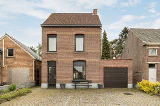 GELIJKVLOERSInkomhal 12 m² op tegel. Achterinkom 7,5 m² inclusief toilet. Leefruimte 28 m² op tegel met open haard. Keuken 13 m² op tegel.Badkamer...