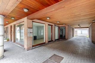 <p>Dankzij de functionele indeling (met o.a. 2 aparte toegangsdeuren) en de ruime oppervlaktes leent deze eigendom (met 3 gevels) zich perfect voor een zelfstandige activiteit, kantoor of handelszaak. Bovendien biedt deze entiteit de interessante mogelijkheid om, mits de nodige stedenbouwkundige vergunningen, een bestemmingswijziging naar een woning met praktijkruimte te bekomen (reeds afgetoetst bij de gemeente).</p><p>De huidige indeling omvat vooraan een ruime praktijk-, ontvangst- of wachtruimte die toegang geeft naar de centrale (wacht-)ruimte waaruit alle ruimtes toegankelijk zijn. Een afzonderlijke keuken, apart toilet en achteraan een grote ruimte die ideaal kan dienen als praktijk of slaapkamer. Hierdoor kan u wonen en werken op één locatie combineren: een steeds gegeerde formule voor vrije beroepen, zelfstandigen of ondernemers.</p><p>Een absolute meerwaarde is de achtergelegen privatieve autostaanplaats, die rechtstreeks grenst aan de entiteit. Dit zorgt voor extra comfort, vlotte bereikbaarheid en praktische parkeermogelijkheden voor uzelf of uw cliënteel.</p><p>Kortom, een veelzijdig gelijkvloers met tal van (invullings)mogelijkheden en de mogelijkheid om de bestemming te wijzigen naar woning met praktijk.<br />Komt u deze opportuniteit graag ontdekken? Aarzel dan niet om ons te contacteren. U kan Kay bereiken op 0479/ 46. 26. 52.</p>