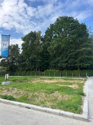 Deze bouwgronden voor open bebouwing worden aangeboden met bouwverplichting via Hectaar. Samen bouwen we jouw nieuwe, energiezuinige woning op maat, tegen een vaste prijs.<br />Onze architect werkt een ontwerp op maat uit, terwijl wij de praktische en technische begeleiding voor onze rekening nemen. Jij kiest vervolgens de inrichting en afwerking volledig naar eigen smaak via onze partnerleveranciers.<br /><br />Dankzij de gunstige ligging vlakbij de E403 en E40 geniet je van een uitstekende verbinding naar Brugge, Gent en de kust, terwijl je dagelijks thuiskomt in een groene en rustige omgeving.<br /><br /><strong>Beschikbare percelen: </strong>
<ul>
<li>Lot 08: 308 m² - bouwkader 10m x 10m </li>
<li>Lot 11: 353 m² - bouwkader 10m x 9m</li>
</ul>
Grijp deze unieke kans en creëer een thuis op maat in een prachtige omgeving.<br />Contacteer ons vandaag nog voor meer informatie of een vrijblijvende afspraak.