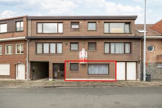 Dit gerenoveerde gelijkvloers appartement met 2 slaapkamers en garage ligt op 100m van de Vrijheid.<br />Indeling:<br /><br />- Nachthal<br />- 2 ruime slaapkamers<br />- Woonkamer met eetkamer ensuite<br />- Open volledig geïnstalleerde keuken<br />- Luxueuze badkamer<br />- Terras<br />- Parkeerplaats en garage achter het gebouw<br /><br />Bijzonderheden:<br />- Parkeerplaats verplicht bij aan te kopen twv 14.000 euro<br />- Elektrische rolluiken<br />- Volledig ingerichte keuken<br />- Vestiairekast inkomhal<br />- Gerenoveerd met degelijke materialen<br /><br />Mis deze kans niet en plan een bezoek in!<br /><br />0486 905 950<br />toon.vermeiren@albert.immo<br />www.albert.immo<br /><br />Bij Albert kom je thuis!