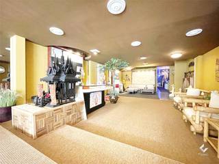 Goed gelegen gelijkvloers winkelpand of kantoor met een commerciële ruimte van in totaal +/_ 203m², voorts is er een ruime berging, een kitchenette en wasplaats en een aparte toilet. <br />Gelegen vlakbij "Leonidas", "Sony Hifinesse", "Bjorn Borg", "Casa", "Hema", "Kruidvat", "L&amp;L", "Hunkemöller", "Twice as Nice", "Esprit" e.a. Het pand is gelegen tegenover de bibliotheek van Brasschaat en nabij de kerk. Veel openbare parkeerplaatsen in de directe omgeving.<br />Geen horeca of viswinkel toegelaten. <br />Beschikbaarheid : onmiddellijk. De maandelijkse huurprijs bedraagt 3.550 euro. <br />Onroerende voorheffing ten laste van de huurder. <br />Benieuwd naar dit bedrijfsvastgoed te huur regio Brasschaat? <br />Contacteer info@immodelestre.be of 054 33 62 52. <br />www.immodelestre.be<br /><br />