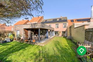 Deze woning is gelegen op een grondoppervlakte van 510 m² en heeft een bewoonbare oppervlakte van 302 m² en bestaat uit: inkomhal - living - bureau...