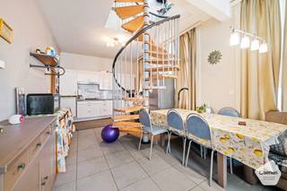 <p>Dit <strong>aangename</strong> <strong>duplexappartement</strong> met <strong>drie</strong> <strong>slaapkamers</strong> combineert een praktische indeling met een <strong>topligging</strong>, op <strong>wandelafstand</strong> van het <strong>strand</strong>, de <strong>jachthaven</strong> en diverse winkels, restaurants en andere voorzieningen.<br /><br />Op de gelijkvloerse verdieping bevindt zich de <strong>lichtrijke</strong> <strong>open</strong> <strong>leefruimte</strong> met gezellige eetplaats en <strong>volledig</strong> <strong>geïnstalleerde</strong> <strong>keuken</strong>. Aansluitend is er een <strong>douchekamer</strong>, wat zorgt voor extra comfort en functionaliteit. De bovenverdieping omvat <strong>drie</strong> <strong>volwaardige</strong> <strong>slaapkamers</strong> en een <strong>tweede</strong> <strong>badkamer</strong>, waardoor het appartement perfect geschikt is voor gezinnen, koppels die extra ruimte wensen of wie op zoek is naar een comfortabel tweede verblijf aan zee.<br /><br />Een absolute meerwaarde is de zeer ruime <strong>privatieve</strong> <strong>kelder</strong> op <strong>niveau -1,</strong> die tal van mogelijkheden biedt als extra bergruimte. Bovendien is deze kelder uitgerust met <strong>aansluitingen</strong> voor een <strong>wasmachine</strong><strong> </strong>en <strong>droogkast</strong>, wat zorgt voor extra praktisch comfort.<br /><br />Het appartement beschikt over een <strong>individuele</strong> <strong>verwarming</strong> op <strong>aardgas</strong> en biedt dankzij de ruime indeling en de gunstige ligging tal van mogelijkheden. Zowel als vaste woonst, tweede verblijf of interessante investering vormt dit duplexappartement een aantrekkelijke opportuniteit aan de kust.<br /><br />Het appartement is momenteel verhuurd. De huurders verlaten de woning eind december, waardoor het appartement <strong>vrij</strong> zal zijn <strong>bij</strong> het verlijden van de <strong>akte</strong>.</p>