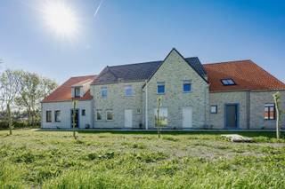 Hof Teghelrie is een nieuwbouwverkaveling gelegen in het landelijke Ramskapelle, een deelgemeente van de populaire kustgemeente Nieuwpoort. Er wordt enorm ingezet op hernieuwbare energie door middel van zonnepanelen, vloerverwarming en warmtepompen. De woning wordt wind en waterdicht afgewerkt en vanaf verkoop in samenspraak met de klant verder afgewerkt, zo kan ieder zelf zijn inrichtingen kiezen.<br /><br />De woning werd op plan ingedeeld als volgt:<br />Inkom, toilet, lichtrijke leefruimte, open keuken met bergingen zuidgerichte tuin. Op het verdiep zijn er 3 slaapkamers en 1 badkamer met zowel bad als douche. Als laatste is er ook nog een zolder met een oppervlakte van 18,72 m². <br /><br />Verplicht aan te kopen staanplaats met carport is niet in de prijs inbegrepen (€ 17.000 ex. kosten). <br /><br />Opp. woning: 160 m²<br />Opp. perceel: 188 m²