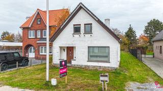 <p><span>Bij ImmoFusion 7/7 “open huis”: klik op onze 3D-TOUR.</span></p>
<p>Ontdek deze charmante, deels gerenoveerde woning aan Tapstraat 41, waar warmte, ruimte en comfort hand in hand gaan. Met een bewoonbare oppervlakte van 185 m² en een straatbreedte van 13 meter, biedt dit pand alle troeven voor wie graag ruim woont én wil genieten van een rustige ligging op wandelafstand van het centrum van Kortessem.</p>
<p>Bij het binnenkomen word je verwelkomd in een gezellige, warme inkomhal die meteen de toon zet voor de rest van de woning. De living en open keuken vloeien mooi in elkaar over en zijn voorzien van een prachtige plankenvloer. De volledig geïnstalleerde keuken beschikt over een kookeiland en een prachtig gasfornuis – een echte eyecatcher voor elke kookliefhebber. Dankzij de open indeling geniet je hier van een heerlijk open leefgevoel.</p>
<p>Op het gelijkvloers vinden we bovendien nog een extra ruimte die perfect dienst kan doen als bureau, hobbykamer of speelruimte.</p>
<p>De woning beschikt over maar liefst 2 badkamers: één uitgerust met douche en één met een zalig ligbad. Daarnaast zijn er 2 aparte toiletten, wat het wooncomfort alleen maar verhoogt.</p>
<p>Op de bovenverdieping bevinden zich 3 ruime slaapkamers, ideaal voor een gezin. Bovenaan is er bovendien nog een zolder, handig als opslagruimte.</p>
<p>Verder beschikt de woning over:</p>
- Houten ramen met dubbel glas<br />- Kleine kelder<br />- Zadeldak<br />- Inpandige dubbele garage<br />- CV op stookolie<br /><br />Achteraan is er een ruim terras en een tuin waar je volop kunt genieten van rust en privacy. Het perceel is momenteel niet omheind, maar biedt dankzij de breedte en ligging tal van mogelijkheden.
<p>Locatie & omgeving<br />De woning ligt rustig, maar toch op wandelafstand van het centrum van Kortessem. Bovendien ben je vlak bij Hasselt en de autostrade, wat deze locatie ideaal maakt voor pendelaars.</p>
<p>Troeven op een rij:</p>
- Warm en huiselijk gevoel<br />- Open leefruimte met prachtige keuken<br />- 3 slaapkamers + bijkomende bureauruimte<br />- 2 badkamers én 2 toiletten<br />- Dubbele inpandige garage<br />- Ruim terras + tuin<br />- Rustige ligging vlak bij centrum Kortessem<br />
<p>Een woning met uitstraling, charme en heel wat ruimte klaar om verder afgewerkt te worden naar jouw smaak.</p>
<p><span>Een bezichtiging ter plaatse of meer info, bel ons op 078/78.78.70, of kom gewoon binnen op ons kantoor, steeds welkom!</span></p>