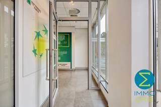 <p><strong>Karaktervol kantoorgebouw op toplocatie in het centrum van Arendonk</strong></p>
<p>Op een uitstekende zichtlocatie in het centrum van Arendonk bevindt zich dit ruime en veelzijdige gebouw, voorheen ingericht als bankkantoor. Dankzij de centrale ligging, de vlotte bereikbaarheid en de flexibele indeling biedt dit pand tal van mogelijkheden voor ondernemers, vrije beroepen, dienstverlening of praktijkruimtes.</p>
<p>De gelijkvloerse verdieping omvat een open onthaal- en ontvangstruimte, aangevuld met diverse afzonderlijke kantoorruimtes, sanitaire voorzieningen en een open trap naar de bovenverdiepingen. Een deel van de binnenwanden werd uitgevoerd in gyproc, waardoor de huidige inrichting eenvoudig aangepast kan worden aan de specifieke behoeften van u als toekomstige gebruiker.</p>
<p>Op de eerste verdieping bevinden zich meerdere afzonderlijke kantoorruimtes die zich uitstekend lenen voor administratieve werkzaamheden, vergaderruimtes of individuele werkplekken. De tweede verdieping beschikt over een eetruimte met kitchenette, een toilet, een berging en een bijkomend kantoor.</p>
<p>Verder is het pand volledig onderkelderd met verschillende bruikbare ruimtes en een aparte technische ruimte voor de verwarmingsinstallatie.</p>
<p>Naast het gebouw zijn drie parkeerplaatsen voorzien, waarvan een gedeelte zich op het openbaar domein bevindt.</p>
<p><strong>Troeven</strong></p>
<p>✔ Centrale ligging in het hart van Arendonk<br />✔ Uitstekende zichtbaarheid langs diverse winkels<br />✔ Vlotte bereikbaarheid dankzij de nabijheid van de E34<br />✔ Flexibele indeling met aanpasbare kantoorruimtes<br />✔ Volledig onderkelderd<br />✔ Parkeergelegenheid aanwezig<br />✔ Geschikt voor diverse professionele doeleinden</p>
<p>Bent u op zoek naar een kantoor met een strategische ligging en tal van mogelijkheden? Dan is dit veelzijdige pand beslist een bezoek waard.</p>