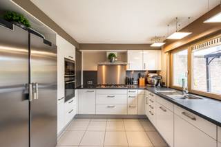 Deze verzorgde bèl-étage in rustige straat te centrum Turnhout is ideaal als gezinswoning waarbij de gelijkvloerse verdieping achteraan perfect te gebruiken is als kantoor/praktijk/kangoeroewoning/zorgwoning of in te richten naar wens.<br /><br />Op de 1 verdieping treft u een ruime L-woonkamer met open keuken. Deze is vernieuwd in 2016, kwalitatief afgewerkt en volledig uitgerust met oven, micro, vaatwas (BJ 2023), grote afzonderlijke side-bysidekoelkast + -vriezer en brede gasvuur. Apart toilet. Toegang via de eetkamer naar het terras. <br /><br />Op de 2e verdieping 3 zeer verzorgde slaapkamers, 1 slaapkamer beschikt over een ingemaakt bureel en ingemaakte kasten. Tevens een recent vernieuwde badkamer (BJ 2022) met douche, wastafel, toilet en veel bergruimte. Bergzolder.<br /><br />Het gelijkvloers heeft een garage waar ruimte is voor het plaatsen van een wagen of deze kan dienst doen als stalling voor fietsen/bromfietsen/... <br />Achter de garage een ruime polyvalente ruimte met berging. Deze is multifunctioneel in te vullen: extra leefruimte, slaapkamer, kantoor, praktijk, zorg/kangoeroewoning,... Via deze ruimte treft u de gezellige stadstuin met ruime stenen werkatelier/extra bergruimte. Wasplaats met mogelijkheid voor extra douche en wastafel. Aansluitingen reeds voorzien. Tevens apart toilet en kleine kelderruimte. <br /><br />Buitengewone kenmerken:<br />* conforme elektrische keuring<br />* rolluiken en vliegenramen aanwezig<br />* EPC-label B