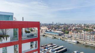 Bent u op zoek naar ongeëvenaarde luxe en ruimte in het hart van de stad? Deze exclusieve penthouse te koop op de 13e verdieping in de vooruitstrevende wijk Nieuwe Dokken, biedt een zeldzame mix van rust, comfort en een uitmuntende bereikbaarheid. Op wandelafstand van het historische centrum, horeca en scholen, woont u hier op een bruisende toplocatie aan het water.<br /><br />Het interieur koppelt een doordachte indeling aan pure klasse en hoogwaardige materialen. De luxueuze, open keuken vormt een absolute eyecatcher voor fijnproevers, compleet uitgerust met state-of-the-art inbouwtoestellen en een ingebouwde wijnfrigo. De naadloze overgang naar de ruime leefruimte en de grote raampartijen creëren een overweldigend gevoel van licht, openheid en elegantie.<br /><br />De woning beschikt over drie ruime, flexibel in te richten slaapkamers. De master bedroom geniet van een strakke en-suite inloopdouche. Een tweede, volwaardige badkamer met ligbad en aparte douche garandeert optimaal comfort voor bewoners of gasten.<br /><br />Rondom het appartement lopen indrukwekkende terrassen. Hier geniet u de hele dag in volledige privacy van de zon en een ongeëvenaard panoramisch uitzicht over het water, de havenomgeving en de iconische Gentse torens. Een private ondergrondse parkeerplaats (optioneel aan te kopen) met directe lifttoegang maakt dit exclusieve plaatje compleet.<br /><br />Troeven:<br />- Uitzonderlijk panoramisch uitzicht vanop kamerbrede terrassen<br />- High-end afwerking met exclusieve open keuken<br />- Uitmuntende bereikbaarheid in een duurzame, vernieuwende stadswijk<br /><br />Bestuursmaatregelen in het maatregelenregister: nee