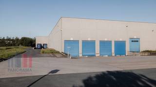 Uitstekend gelegen bedrijfsgebouw met een totale magazijnoppervlakte van 11.140 m² en 116 m² kantoren te huur. Deze strategische locatie langs de...