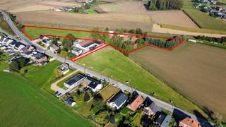 <strong>Te koop: te renoveren hoeve met 15.040 m² perceelopp., gelegen langs de Desselgemseweg in Waregem.</strong><br /><br />Via de lange oprit in betonplaten bereiken we de hoeve die is opgebouwd rond een klassieke binnenplaats. Het woongedeelte kijkt samen met de 2 bijgebouwen uit op een binnenplein. Aansluitend aan de gebouwen hebben we een tuinzone van 2.500 m² en een apart veld van +/- 8.900 m².<br /><br />Dit ruime perceel biedt tal van mogelijkheden voor renovatie of sloop en heropbouw. <br /><br /><strong>Ben jij op zoek naar een locatie waar je idyllisch kan wonen in het groen? Neem dan vandaag nog contact op met ons kantoor.</strong>
