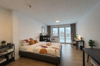 **Uiterst ruime studentenkamer privatief sanitair**In de Arthur Degreefstraat, een zijstraat van de Kapucijnenvoer en uitkijkende op groen bieden wij...