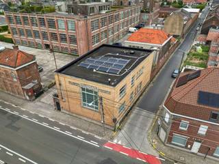 Uniek wonen én werken op de site van spinnerij Leurent<br />Ooit klopte hier het hart van de spinnerij Leurent, gekend als de Groote Fabrieke . Deze woning deed dienst als kantoorgedeelte. Vandaag schrijft ze een heel ander verhaal.<br />Op de eerste verdieping is een prachtig, vergund woongedeelte ontstaan. Via een majestueuze trap ga je naar boven en via de gang stap je binnen in een living met een absoluut wauw-gehalte: grote vensters met maximale lichtinval, adembenemende ruimtes met een bijzonder rustgevend gevoel. Bovendien geniet je van een prachtig zicht op de gerenoveerde spinnerij, een unieke blikvanger die je nergens anders vindt. Elke ruimte in deze woning baadt in het licht.<br />Vanuit de ruime, gezellige keuken wandel je zo naar buiten op het heerlijk zonnige, zuidwestgerichte terras.<br />Voor het nachtelijke comfort zorgen drie slaapkamers en twee badkamers. Dankzij de ruime gangkasten berg je je kledij netjes weg, zonder gedoe. Een praktische berging, ideaal als wasplaats, maakt het plaatje helemaal compleet.<br />Beneden ligt nog een wereld aan mogelijkheden te wachten. Dit gedeelte staat momenteel casco en staat nog ingeschreven of vergund als kantoorruimte, maar het potentieel is enorm: denk aan een praktijkruimte voor een tandarts, huisarts, kinesist, logopedist, apotheek, een kapperszaak of schoonheidsinstituut, een advocaten- of boekhoudkantoor, mogelijkheden genoeg... (af te toetsen bij de dienst omgeving). <br />Links van het gebouw, onderaan het terras, vind je een eigen autostaanplaats. Voor bezoekers is er extra parking voorzien op de site van de spinnerij. <br />Dit gebouw is vrij van gemeenschappelijke kosten.<br />Karakter, geschiedenis én potentieel. Dit beschermd gebouw heeft het allemaal. Benieuwd naar wat het jou te bieden heeft? Bel Patricia van Maison R via 0479 368 349 . Zij laat jou met veel plezier genieten van deze topper!