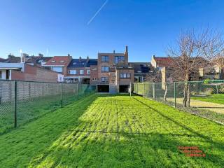 Deze building is fantastisch gelegen langs de Damse Vaart te Brugge en is opgebouwd als volgt.<br />Op het gelijkvloers zijn er 2 inpandige garages voorzien. <br />Op dit niveau bevindt zich een één slaapkamer appartement ( 60m2 + 12m2 terras + 158m2 tuin ) met indeling als volgt : inkom met toegang tot de living - open keuken met zicht op de tuin - 1 ruime slaapkamer - afzonderlijk wc - badkamer met ligbad en lavabomeubel - berging - ruim terras 12m2 - tuin 158 m2 <br />Op de eerste verdieping is er een appartement voorzien met 2 slaapkamers 84m2 met indeling als volgt : ruime inkom met toegang tot de living - 1 slaapkamer aan de straatkant - afzonderlijk hang wc - badkamer met douche en lavabomeubel - afzonderlijke keuken met technische ruimte en zicht op de tuin - 1 slaapkamer met zicht op de tuin <br />Op de tweede verdieping is er eveneens een appartement voorzien met 2 slaapkamers ( 82m2 + 3.3m2 terras ) met indeling als volgt : ruime inkomhal - living aan de straatkant met zicht op de Damse Vaart - 1 ruime slaapkamer - afzonderlijk wc - badkamer met douche en lavabomeubel - keuken met zicht op de tuin - 1 ruime slaapkamer aan de achterzijde - terras 3.3 m2<br /><br /><br />* afzonderlijke kadastrale nummers<br />* gunstige epc BUS 1 397 kWh  m2 / jaar ( label D ) BUS 2 191 kWh m2/ jaar ( LABEL B ) - BUS 3 327 kWh m2/jaar  ( LABEL D )<br />* goedgekeurde elektriciteit<br />* 2 garages voorzien<br />* fenomenaal zicht op de Damse Vaart<br />* Perfect onderhouden<br />* Stabiele huurders - huuropbrengst 2430,45 € per maand ( 29165 € per jaar ) <br /><br />Voor info bel : 050/333976 - 0476/270379 ( buiten kantooruren )<br />