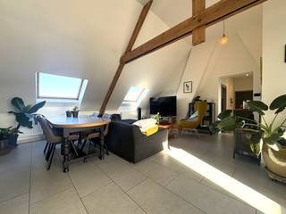 <strong>Ligging</strong><br />Dit aangenaam appartement met 2 slaapkamers is rustig gelegen in een straat te Brakel. De ligging combineert de rust van een residentiële omgeving met een vlotte bereikbaarheid. In de nabije omgeving bevinden zich scholen, winkels, horeca en belangrijke verbindingswegen.<br /><br /><strong>Indeling</strong><br />Via de inkomhal kom je terecht in de lichtrijke leefruimte. Aansluitend bevindt zich de ingerichte keuken, met daarnaast een praktische berging/wasplaats.<br />Het appartement beschikt verder over 2 ruime slaapkamers en een badkamer uitgerust met een toilet, ligbad en lavabomeubel. Achteraan het gebouw is bovendien een privé autostaanplaats voorzien. Er is geen lift aanwezig in het gebouw. Er is een gemeenschappelijke tuin achteraan die mag gebruikt worden door alle huurders. <br /><br /><strong>Technisch</strong><br />Het appartement wordt verwarmd via centrale verwarming op aardgas. Het EPC bedraagt 558 kWh/m².<br />Beschikbaar vanaf 01/01/2027.<br /><br /><strong>Troeven</strong>
<ul>
<li>Rustige én centrale ligging</li>
<li>2 ruime slaapkamers</li>
<li>Privé autostaanplaats</li>
<li>Geen gemeenschappelijke kosten</li>
</ul>
<strong>Contact</strong><br />Interesse in dit appartement? Neem dan gerust contact op met Realimmo voor meer informatie via cedrik@real-immo.be.