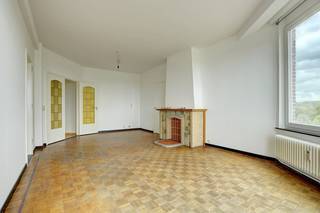 In een statig gebouw op de hoek van de Populierenlaan, vlakbij de Jan Van Rijswijcklaan te Antwerpen, vinden we dit 2 slaapkamer appartement te huur. Het hoek appartement is gelegen op de 6de verdieping, heeft mooie vergezichten en baadt in een zee van licht.Indeling:- gelegen op de 6de verdieping (lift aanwezig)- inkomhal- woonkamer en eetkamer op parket (26m²)- gesloten keuken (8,5m²)- nachthal- slaapkamer 1 (18m²) met toegang naar terras- terras (4,8m²)- slaapkamer 2 (8m²) met berging, dressing- badkamer met lavabo, ligbad en berging- aparte toilet- privatieve kelder- gemeenschappelijke fietsenbergingExtra troeven:- goed EPC label- goede bereikbaarheid- uitstekende mobiscore: 9,0/10- liftDe maandelijkse kosten bedragen 150 euro per maand voor de kosten verbonden aan de gemene delen (incl. water en verwarming).Bent u geïnteresseerd in dit appartement te huur in Antwerpen? Aarzel dan niet om een bezoekaanvraag in te dienen op onze website, dit kan via de daar voorziene rode balk.Wenst u uw eigendom ook te huur of te koop te stellen? We helpen u graag verder. Steeds tot uw dienst om u verder te helpen met al uw vragen over vastgoed!