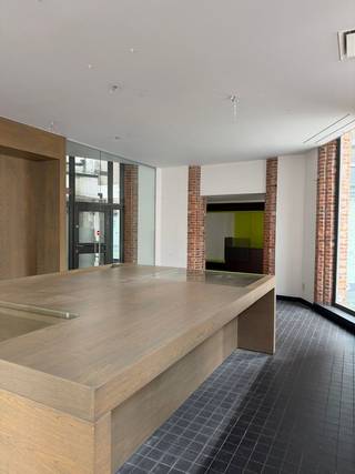 Deze winkel met uitnodigende gevel is gelegen in de toeristische Katelijnestraat in het hartje van Brugge. Ook is het gelegen naast een ondergrondse parking, super handig! De winkel heeft tal van lichtpartijen met dubbel glas, karaktervolle gevel, warmtepomp verwarming, kasten, ... Oppervlakte: 51m². Ideaal om een succesvolle zaak te runnen!! Ook handig om te verhuren met mooi rendement. Bovenliggend duplex appartement en twee achterliggende appartementen zijn ook te koop en worden nog helemaal gerenoveerd.