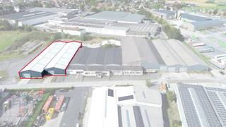 Deze functionele magazijnruimte van 2.149 m² is uitgerust met 4 automatische sectionaalpoorten, elk voorzien van een afzonderlijke toegangsdeur. De loods beschikt over een vrije hoogte van 4,60 m tot 6,50 m onder de nok en is onder meer voorzien van lichtstraten, een betonvloer en verlichting. Geschikt voor diverse opslag-, productie- en ambachtelijke activiteiten.<br />De magazijnruimte maakt deel uit van een bedrijfscomplex met beschikbare oppervlaktes van ca. 600 m² tot 2.500 m² per unit.<br /><br />De site is gelegen op het industrieterrein Zuid in de Herderstraat te Tielt en geniet van een vlotte bereikbaarheid via de N35 en N37 naar onder meer Roeselare, Aalter en Deinze.<br /><br />Ruime parkeer- en manoeuvreerruimte op de grotendeels verharde site.<br />Mogelijkheid tot huren voor een korte termijn.<br /><br />Contacteer PANORAMA B2B voor bijkomende (technische) inlichtingen, plannen of een vrijblijvend plaatsbezoek op het nummer 050 300 800.