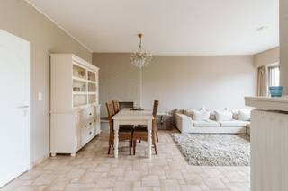 <p>Op de tweede en hoogste verdieping van een kleine residentie in een rustige straat van Lint vind je dit instapklare appartement. Geen bovenburen, dus optimale privacy en stilte - en toch op wandelafstand van alles wat Lint te bieden heeft.</p><p><br /></p><p>De ruime leefruimte geniet van veel natuurlijke lichtinval en sluit aan op een volledig uitgeruste keuken met kwalitatieve Miele- en Bosch-toestellen. Verder beschikt het appartement over twee volwaardige slaapkamers en een derde kamer die vandaag dienstdoet als dressing, bureau of kinderkamer.</p><p>De badkamer is uitgerust met een dubbele lavabo, ligbad met douchemogelijkheid, wasmachine en droogkast. Daarnaast zijn er een apart toilet, rolluiken aan alle ramen en een droge kelderberging.</p><p><br /></p><p>Om het groene karakter extra te benadrukken ligt er achteraan het gebouw nog een mooi aangelegde tuin die volledig gebruikt kan worden door alle medebewoners van het gebouw.</p><p><br /></p><p>Extra troeven:</p><ul><li>EPC-label B</li><li>Conforme elektriciteit</li><li>Ruime gemeenschappelijke tuin</li><li>Vlotte parkeermogelijkheden voor de deur</li><li>Goede verbinding via bus, trein en fietsostrade</li></ul><p>Het appartement wordt momenteel volledig gemeubeld aangeboden. De inboedel kan desgewenst worden overgenomen.</p><p><br /></p><p>Een verzorgde eigendom op een rustige locatie, ideaal voor wie comfortabel wil wonen of zorgeloos wil investeren.</p>