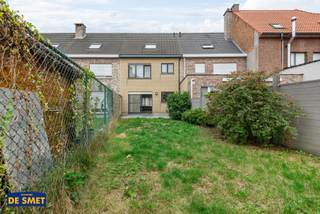 Bent u op zoek naar een rustig gelegen woning?Dan is dit energiezuinig eigendom met zonnepanelen ongetwijfeld iets voor u!Via de inkomhal met apart...