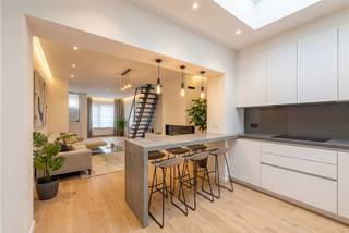 DISCOVERY DAY: Zat. 13/06 van 10u - 12u!Kom als eerste deze woning ontdekken! Opgelet, enkel op afspraakwww.oudestraat36.beWelkom in deze ruime en karaktervolle woning gelegen in de Oudestraat 36 in Ronse. Met een bewoonbare oppervlakte van 137 m² en een perceel van 206 m² biedt deze woning volop leefruimte en tal van mogelijkheden voor een gezin of investering. De woning telt 2 slaapkamers en een nette badkamer. Op de begane grond vindt u een ruime, open zithoek die aansluit op de keuken. De keuken oogt modern en functioneel met houten accenten, praktische inbouwkasten en een ingebouwde oven en kookplaat. Op de bovenverdieping vindt u twee comfortabele slaapkamers, de ruime zolderberging kan ook nog worden benut als extra slaapkamer.De woning omvat een onderhoudsvriendelijke tuin De achtertuin biedt privacy en ruimte om te ontspannen, te spelen of te genieten van een zonovergoten middag. Centrale ligging met gemakkelijke verbinding naar voorzieningen in Ronse. Deze woning biedt veel potentieel en vormt een uitstekende kans voor wie een betaalbare, ruime gezinswoning in Ronse zoekt of een investeringspand. Interesse? Plan snel een bezichtiging en laat u verrassen door de mogelijkheden.