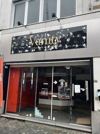 Commerciële winkelruimte van 120 m² gelegen in de belangrijkste winkelstraat van Mol. Dankzij de uitstekende zichtbaarheid en centrale ligging is...