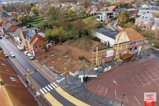 <strong>Welkom bij Residentie Becelaere</strong><br /><br />Dit nieuwbouwproject op de markt van Beselare zal bestaan uit:
<ul>
<li>2 handelspanden</li>
<li>9 appartementen</li>
<li>1 studio</li>
<li>1 woning.</li>
</ul>
<br />Dit project zal de perfecte mix aanbieden van comfort, stijlvolle architectuur en energiezuinigheid. Bovendien heeft het een centrale ligging, namelijk op wandelafstand van de lokale handelaars en op slechts enkele minuten van de A19 Ieper-Kortrijk.<br /><br />Hieronder wordt de indeling van de woning toegelicht alsook enkele troeven.<br /><br /><strong>INDELING</strong>
<ul>
<li>Gelijkvloerse verdieping: inkomhal met gastentoilet, lichtrijke woon- en eetkamer met open keuken, keukenberging.</li>
<li>1ste verdieping: nachthal, 2 slaapkamers en badkamer met douche, dubbele wastafel en toilet.</li>
<li>2de verdieping: nachthal, 2 slaapkamers en badkamer met douche en dubbele wastafel.</li>
</ul>
<br /><strong>KENMERKEN</strong>
<ul>
<li>Westgerichte tuin (37 m²)</li>
<li>Mogelijkheid tot bijkopen van extra berging, garage of parkeerplaats (met en zonder laadpaal)</li>
<li>Traditioneel gebouwd met snelbouwstenen (zowel dragende als niet dragende muren) met keramische dakpannen, ramen en deuren in PVC.</li>
<li>BEN – Bijna Energie Neutraal: zonnepanelen, vloerverwarming op warmtepomp, regenwater op het toilet en wasmachine, ventilatie D, …</li>
<li>…</li>
</ul>
<br />Wens je meer informatie of een afspraak op kantoor? Bel gerust naar Eden 0470 43 78 21 of mail info@minthus.be