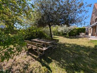 Cette maison semi-indépendante de 1952, idéalement orientée plein sud, a bénéficié d’une rénovation écologique exemplaire. Grâce à une...