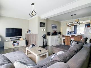 Veelzijdig vastgoed met tal van mogelijkheden in het centrum van Kieldrecht<br /><br />Dit ruime eigendom, gelegen aan Dorp 85 en 87 in Kieldrecht, biedt een interessante combinatie van wonen, werken en ondernemen. Het geheel omvat twee woningen met telkens 3 slaapkamers, een magazijn/werkplaats van ca. 299 m² en bijkomende bijgebouwen.<br /><br />Woning nr. 85 is een op te frissen of te renoveren woning. Op het gelijkvloers bevinden zich een leefruimte met open keuken, bijkeuken en toilet. De eerste verdieping beschikt over 3 slaapkamers en een badkamer. Een ruime zolderverdieping biedt extra mogelijkheden.<br /><br />Woning nr. 87 is een ruime woning met een commerciële ruimte van ca. 35 m² op het gelijkvloers, die ook als extra slaapkamer kan worden ingericht. Verder zijn er een inkomhal en wasplaats. Op de eerste verdieping bevinden zich de leefruimte met open keuken, badkamer en toilet. De tweede verdieping telt 3 slaapkamers en een berging.<br /><br />Het magazijn/werkplaats is bereikbaar via de doorgang tussen beide woningen en is met zijn ca. 299 m² bijzonder interessant voor opslag, een atelier of bijvoorbeeld een autowerkplaats. Achteraan bevinden zich nog verschillende bijgebouwen.<br /><br />Verhuur na renovatie van de woningen kan een mooi rendement opleveren.<br /><br />Dankzij de centrale ligging, vlak bij winkels, scholen en belangrijke verbindingswegen, vormt dit eigendom een veelzijdige opportuniteit voor wie wonen en ondernemen wil combineren of op zoek is naar een renovatieproject met potentieel.<br /><br /><br />EPC: 369 kWh/m² / UC: 3953475<br />EPC: 555 kWh/m² / UC: 3953475<br /><br />Dit pand is onderworpen aan de renovatieverplichting van de Vlaamse overheid voor residentiële gebouwen (behoudens bij sloop binnen 5 jaar na de aankoop). Consulteer voor meer informatie de website van het Vlaams Energie- en Klimaatagentschap via https://www.vlaanderen.be/een-woning-kopen/renovatieverplichting-voor-residentiele-gebouwen<br /><br />Bestuursmaatregelen in het maatregelenregister: nee
